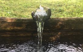 Znám křišťálovou studánku…