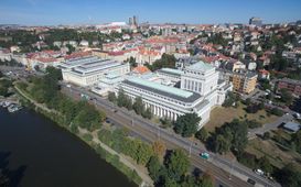 Podolská vodárna, nepřehlédnutelná stavba na břehu Vltavy