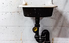 Co nepatří do výlevky dřezu či toalety? 